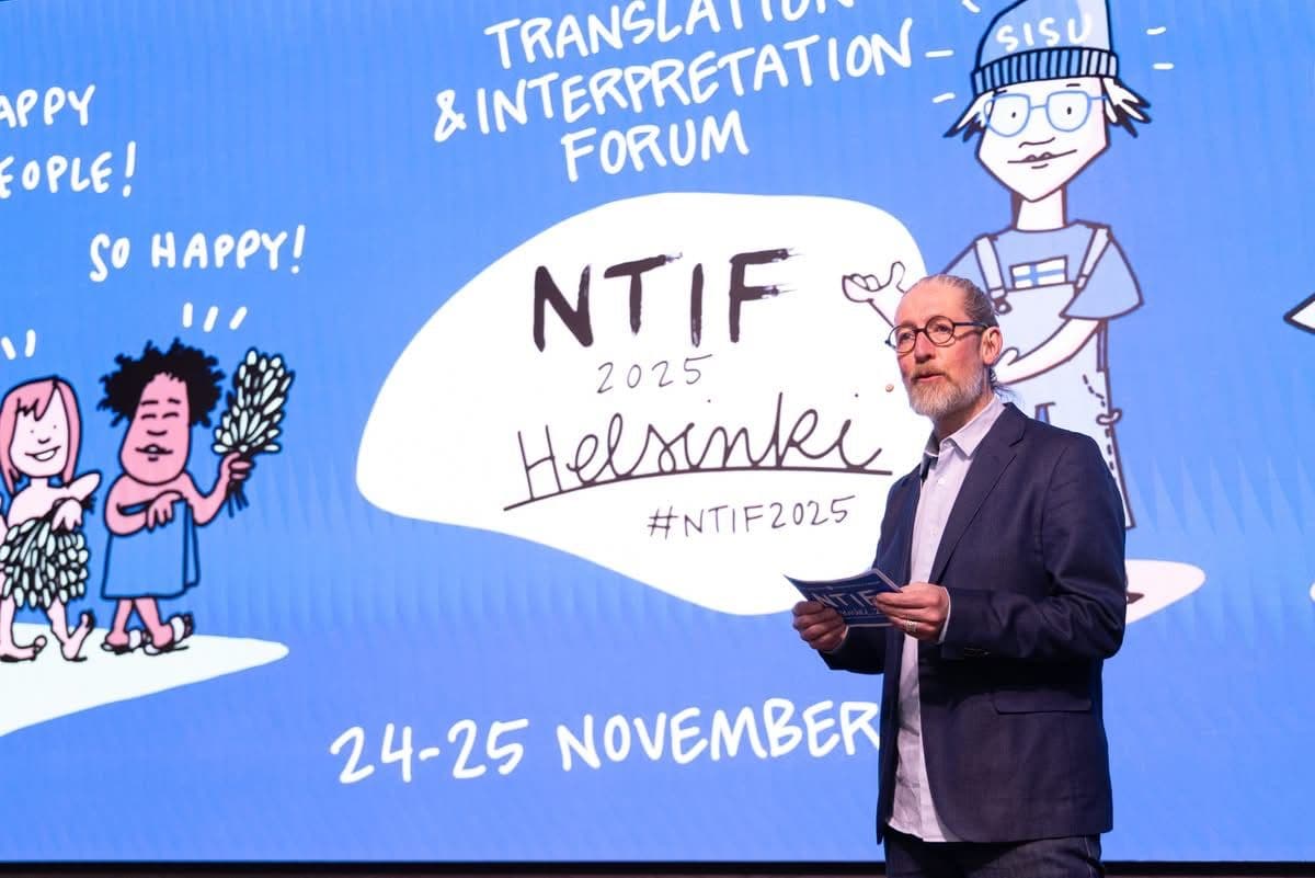 Lea Backhurst som Master of Ceremony på NTIF i Helsingfors